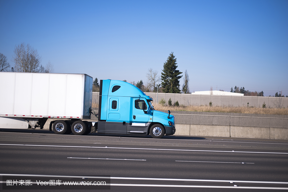 漂亮的轮廓半卡车蓝色拖车多线道路